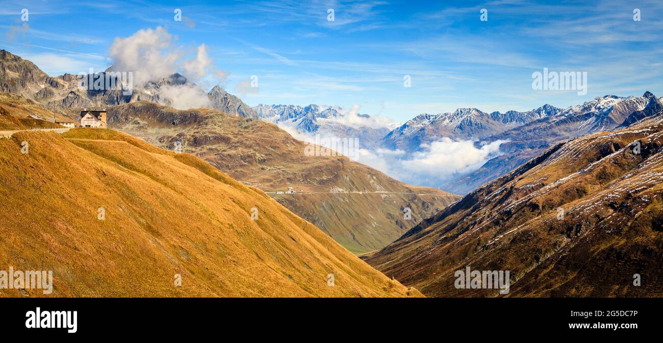 Panoramablick auf schneebedeckte Alpengipfel in der Schweiz Stockfoto