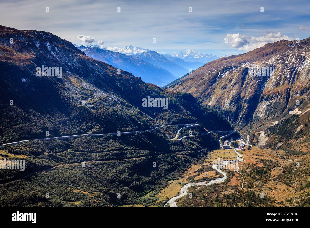 Landschaftlich reizvolle Ansicht einer Serpentententorstraße durch die Berge in der Schweiz Stockfoto