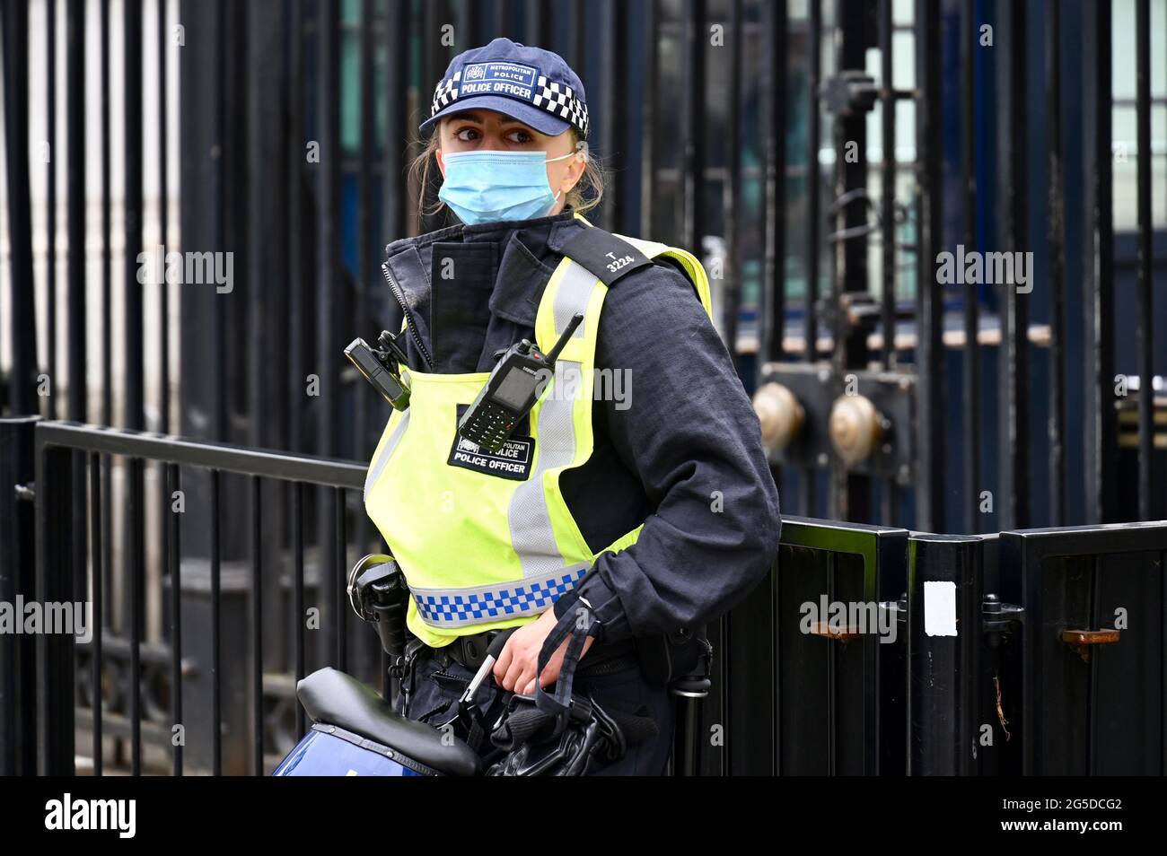 London, Großbritannien. Metropolitan Police Officer, National Demonstration der Volksversammlung, Downing Street, Westminster. Stockfoto