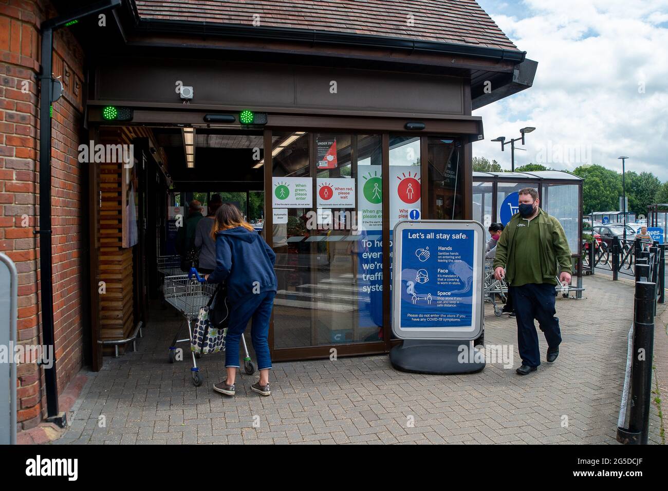 Amersham, Buckinghamshire, Großbritannien. Juni 2021. Kunden, die im Tesco Store in Amersham einkaufen. Eine Ampelanlage bleibt bestehen, um sicherzustellen, dass die Anzahl der Kunden im Geschäft aus sozialen Gründen nicht zu hoch ist. Die Rate der positiven Covid-19-Fälle pro 100,000 ist jedoch in den Chilterns gegenüber der Vorwoche auf 70.9 (68) gestiegen, und zwar in der Woche bis zum 21. Juni von 39.6 (38). Quelle: Maureen McLean/Alamy Stockfoto