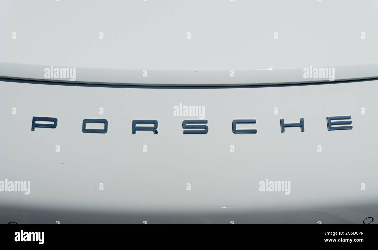 Campos, Spanien; juni 12 2021: Logo der Marke Porsche auf weißem Modell Stockfoto