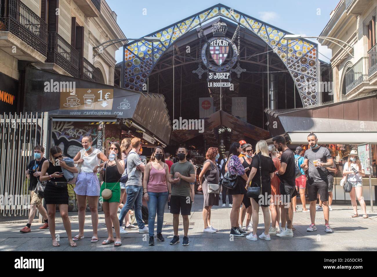 Barcelona, Spanien. Juni 2021. Menschen ohne und mit Gesichtsmasken werden am ersten Tag vor dem La Boqueria Markt in BarcelonaBarcelona ohne die obligatorische Verwendung von Gesichtsmasken gesehen. Der Präsident der spanischen Regierung, Pedro Sanchez, kündigte am 18. Juni an, dass die Verwendung von Schutzmasken in Außenumgebungen ab Juni 26 nicht mehr obligatorisch sein wird, nachdem sie von einem außerordentlichen Ministerrat genehmigt wurde. (Foto von Thiago Prudencio/SOPA Images/Sipa USA) Quelle: SIPA USA/Alamy Live News Stockfoto