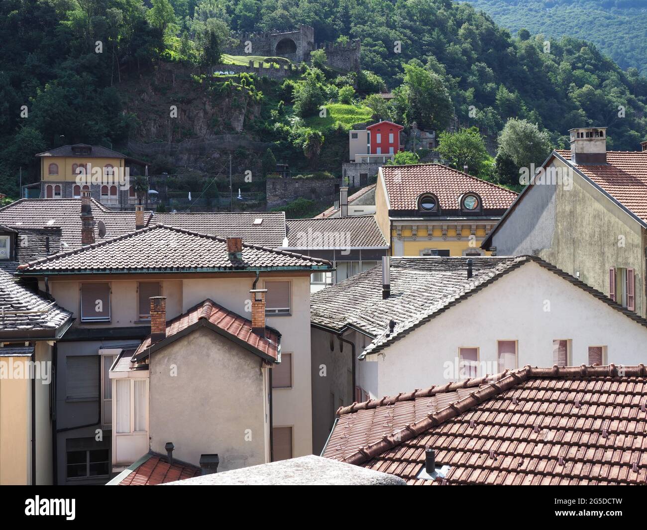 Dächer der europäischen Stadt Bellinzona, Hauptstadt des Kantons Tessin in der Schweiz in 2017 warmen sonnigen Sommertag im Juli. Stockfoto