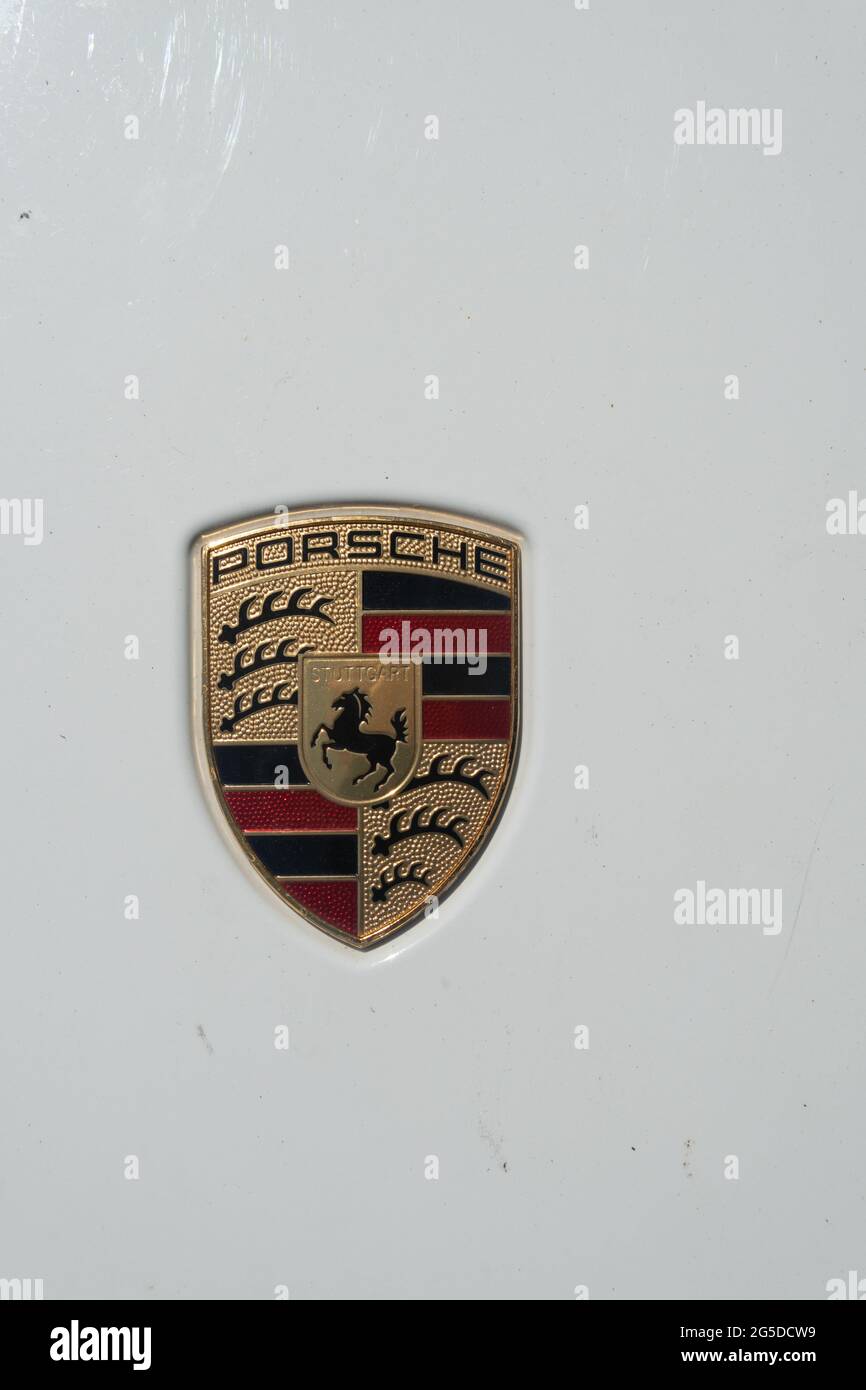 Campos, Spanien; juni 12 2021: Logo der Marke Porsche auf weißem Modell Stockfoto