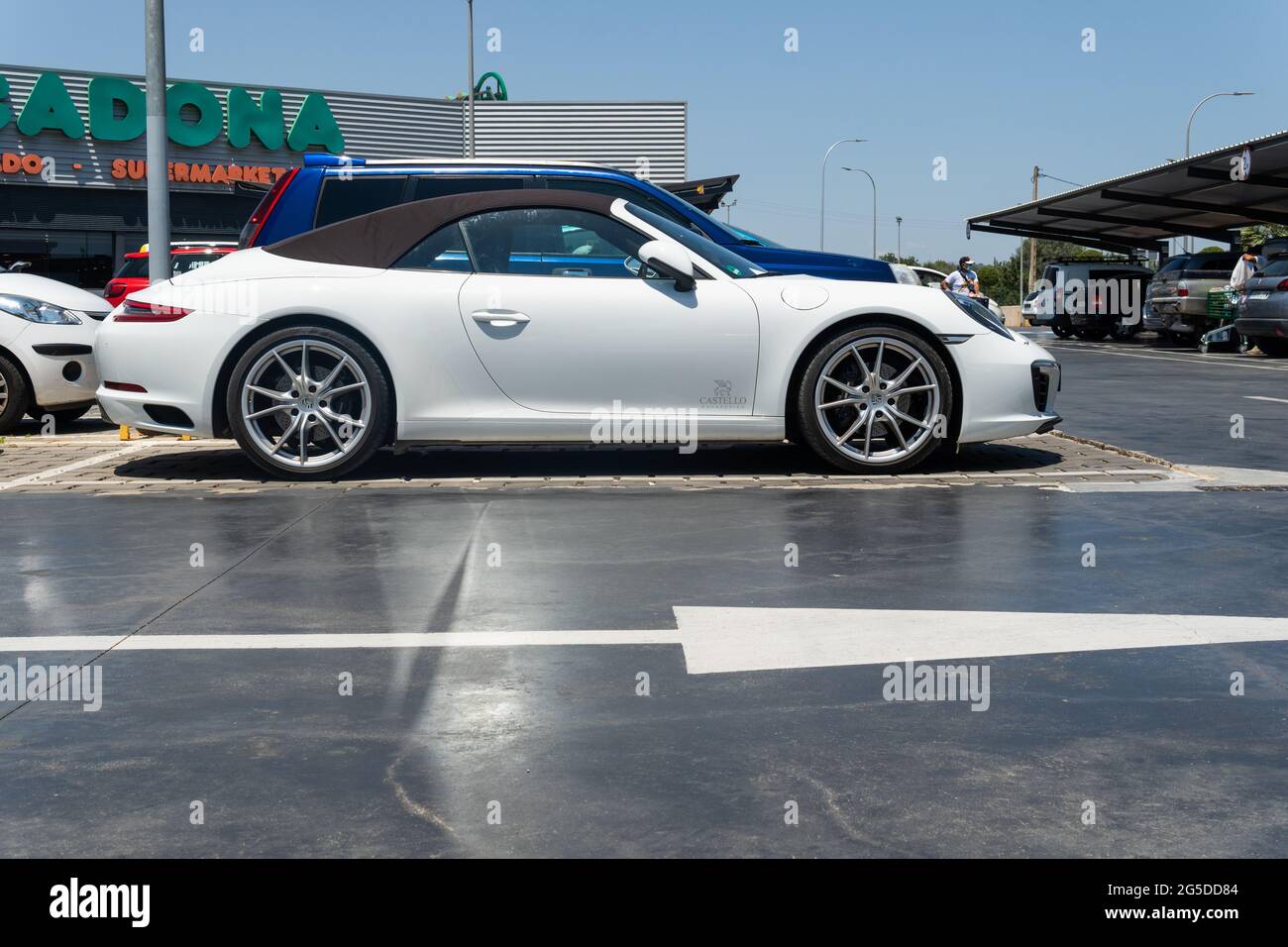 Campos, Spanien; juni 12 2021: Weißes Porsche Cabrio auf Parkplatz geparkt Stockfoto