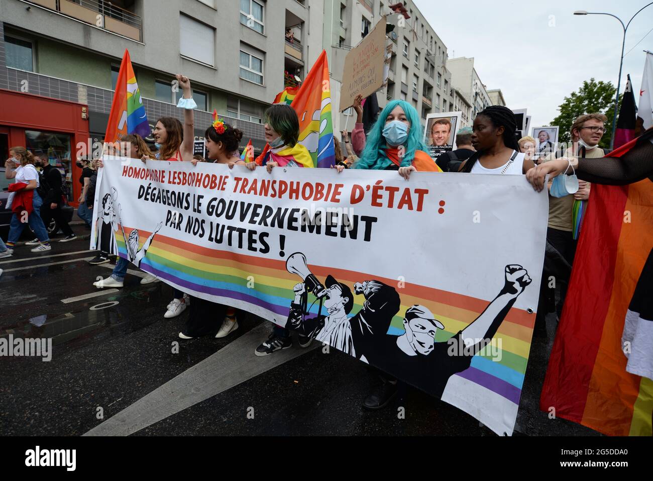 Der Pariser Pride march 2021 ging zum ersten Mal aus den Vororten (Pantin), die Menge war trotz fehlender Wagen da Stockfoto