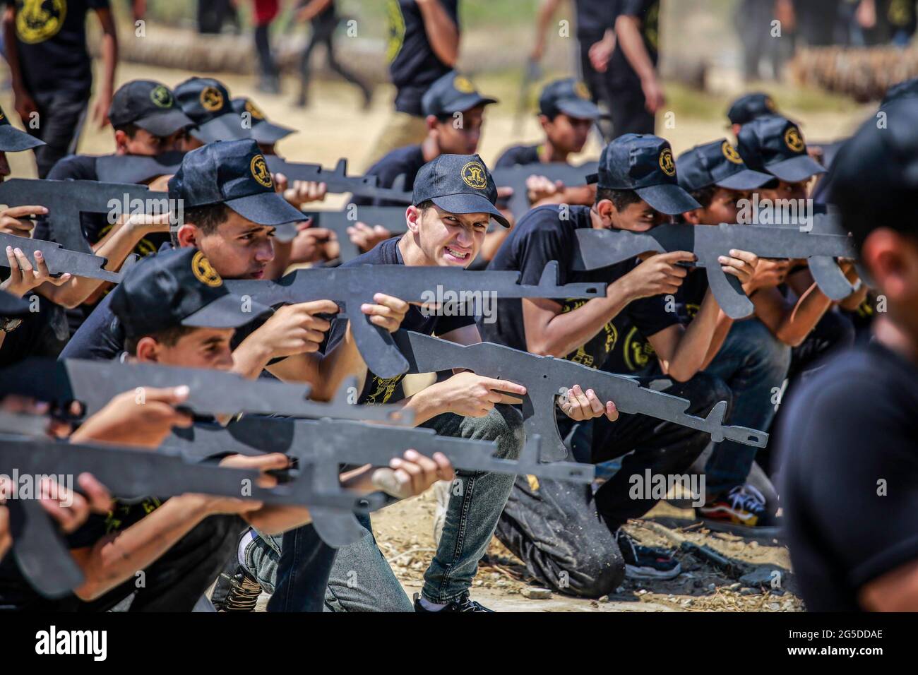 Gaza, Palästina. Juni 2021. Palästinensische Jugendliche besuchen das von der Islamischen Jihad-Bewegung organisierte militärische Sommerlager. Heute begannen die militärischen Sommerlager in Gaza, um Jugendliche darin auszubilden, sich und ihre Heimat auch zu verteidigen, als eine Botschaft der Stärke an Israel, eine starke palästinensische Generation vorzubereiten, die in Zukunft Jerusalem und die palästinensischen Gebiete befreien kann. Kredit: SOPA Images Limited/Alamy Live Nachrichten Stockfoto