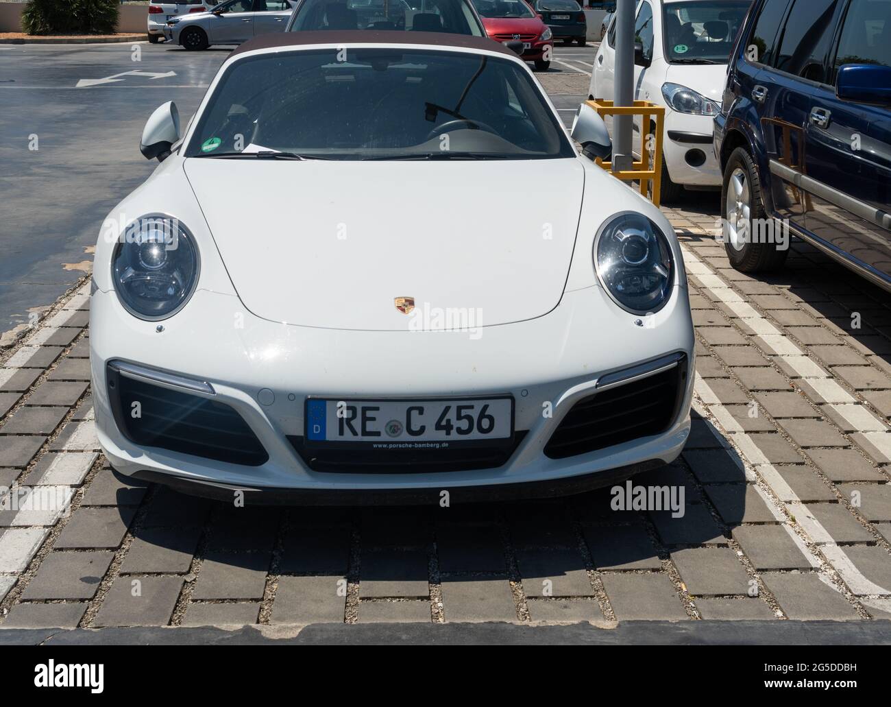 Campos, Spanien; juni 12 2021: Weißes Porsche Cabrio auf Parkplatz geparkt Stockfoto
