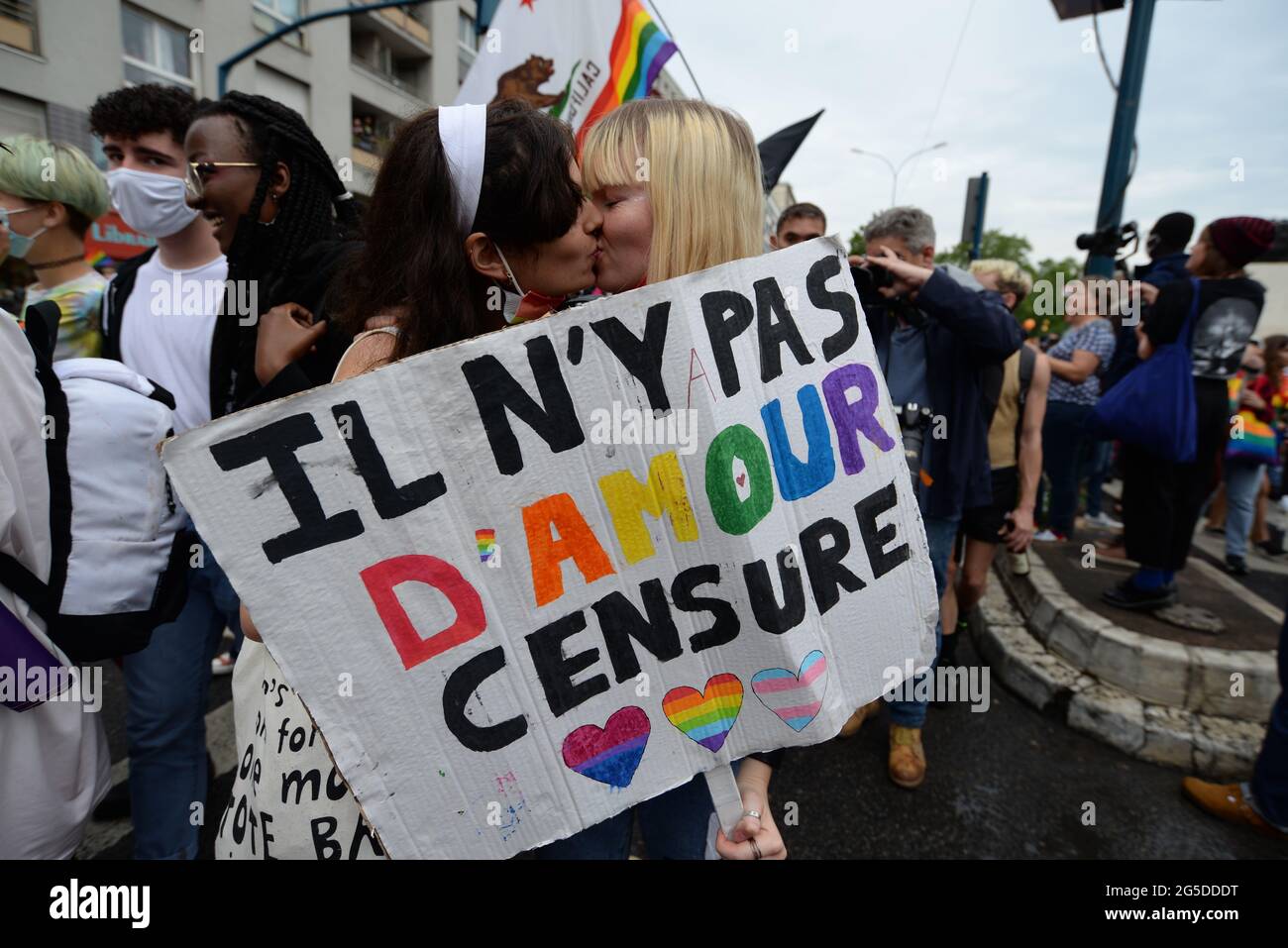 Der Pariser Pride march 2021 ging zum ersten Mal aus den Vororten (Pantin), die Menge war trotz fehlender Wagen da Stockfoto
