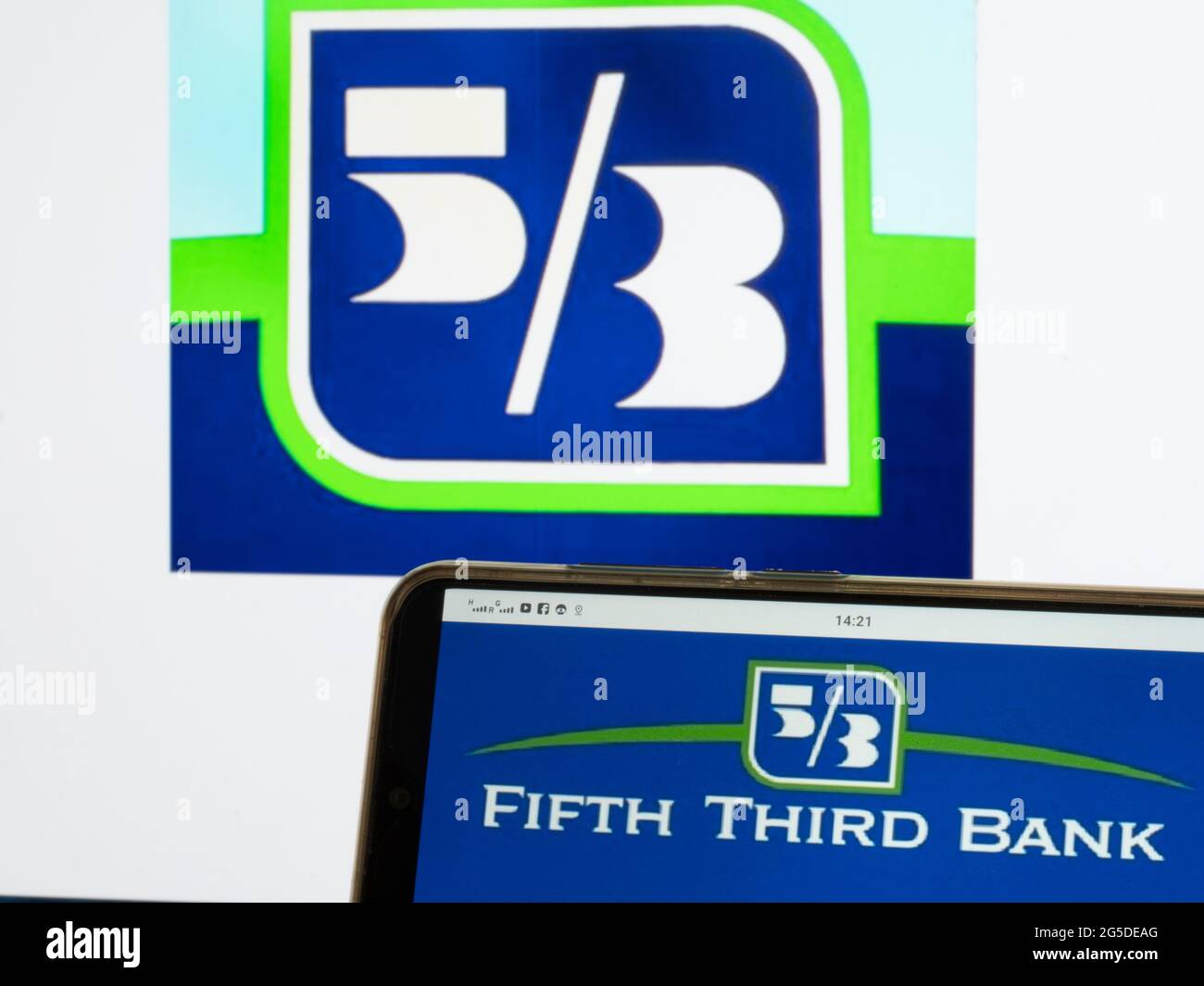 Ukraine. Juni 2021. In dieser Abbildung wird ein Logo der Fifth Third Bank auf einem Smartphone angezeigt. (Foto von Igor Golovniov/SOPA Images/Sipa USA) Quelle: SIPA USA/Alamy Live News Stockfoto Ukraine. Juni 2021. In dieser Abbildung wird ein Logo der Fifth Third Bank auf einem Smartphone angezeigt. (Foto von Igor Golovniov/SOPA Images/Sipa USA) Quelle: SIPA USA/Alamy Live News Stockfoto