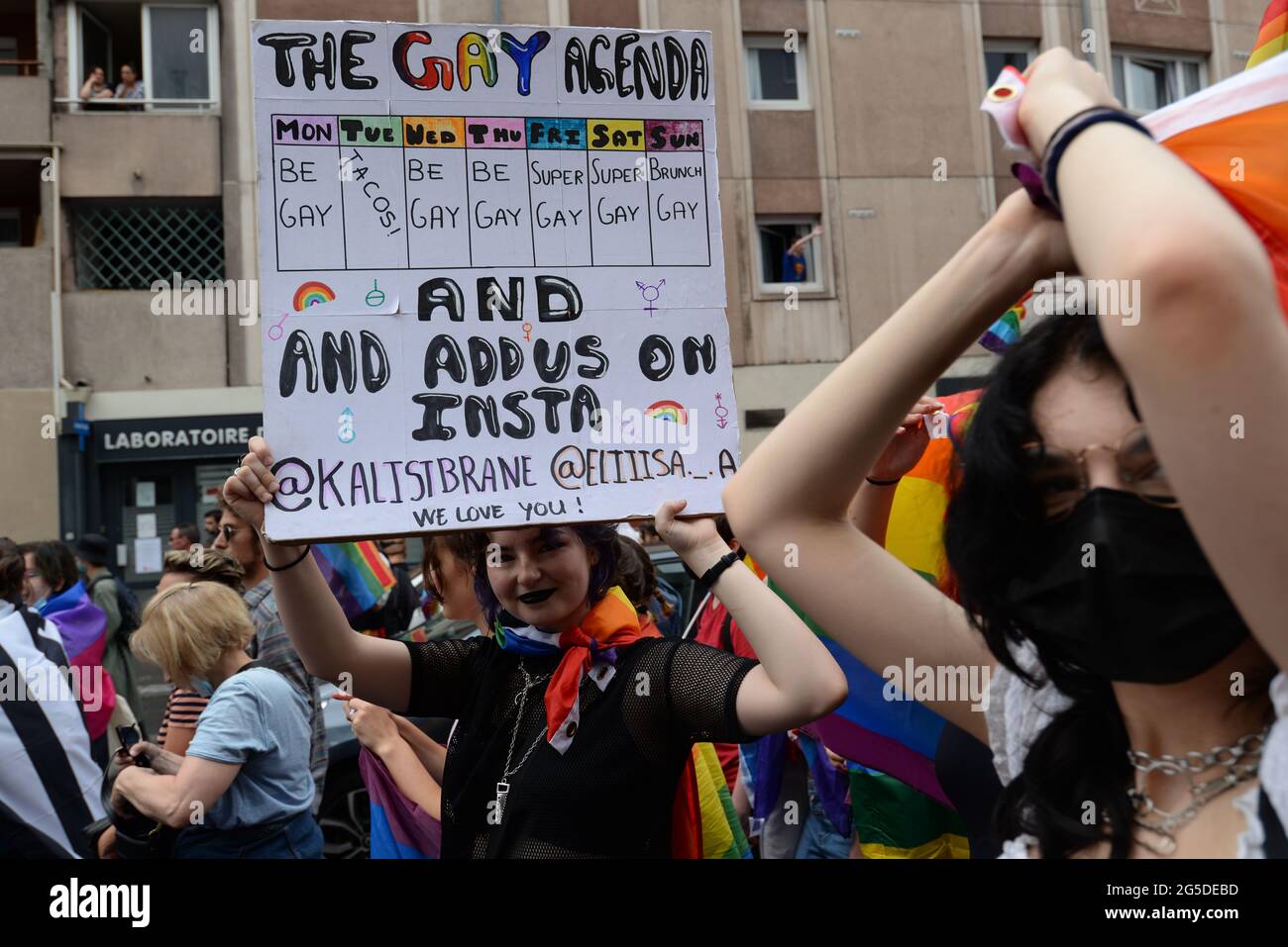 Der Pariser Pride march 2021 ging zum ersten Mal aus den Vororten (Pantin), die Menge war trotz fehlender Wagen da Stockfoto