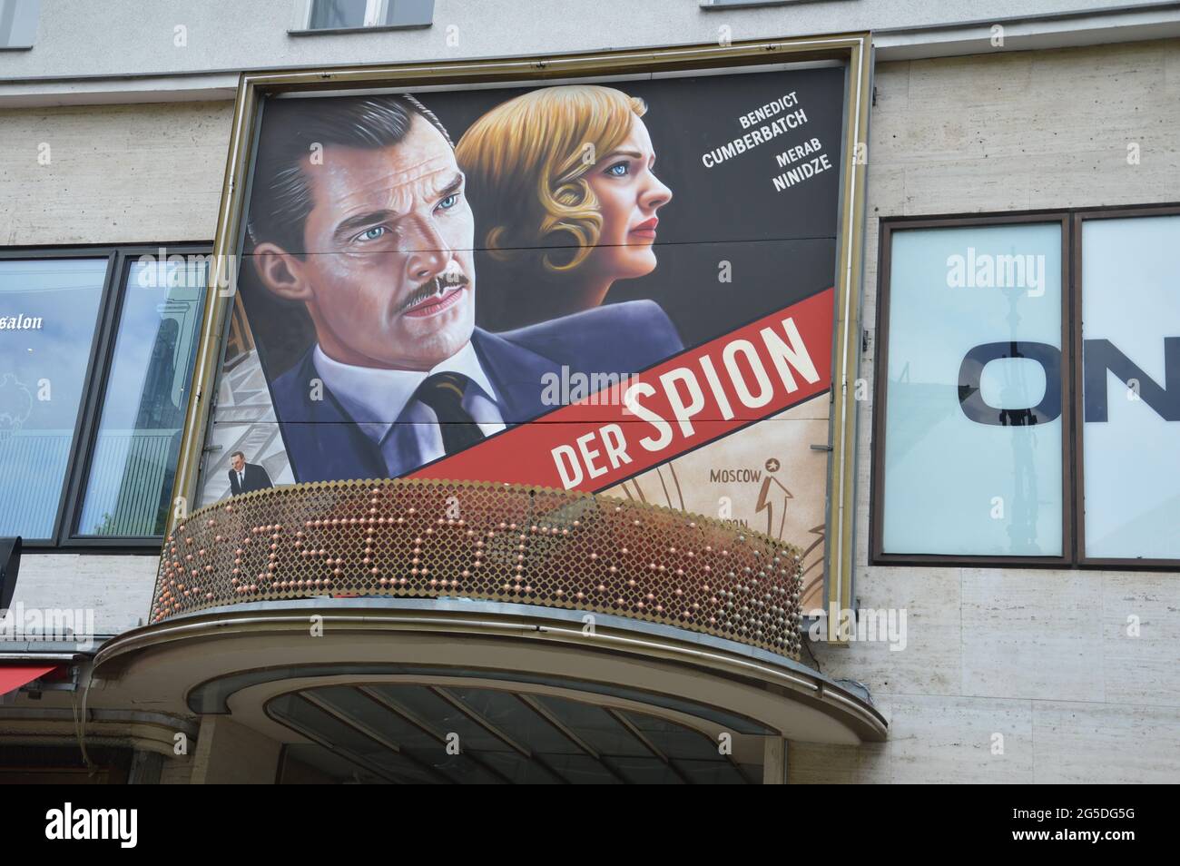 Die Courier-Filmwerbung am Kurfürstendamm in Berlin - Juni 25 2021 Stockfoto
