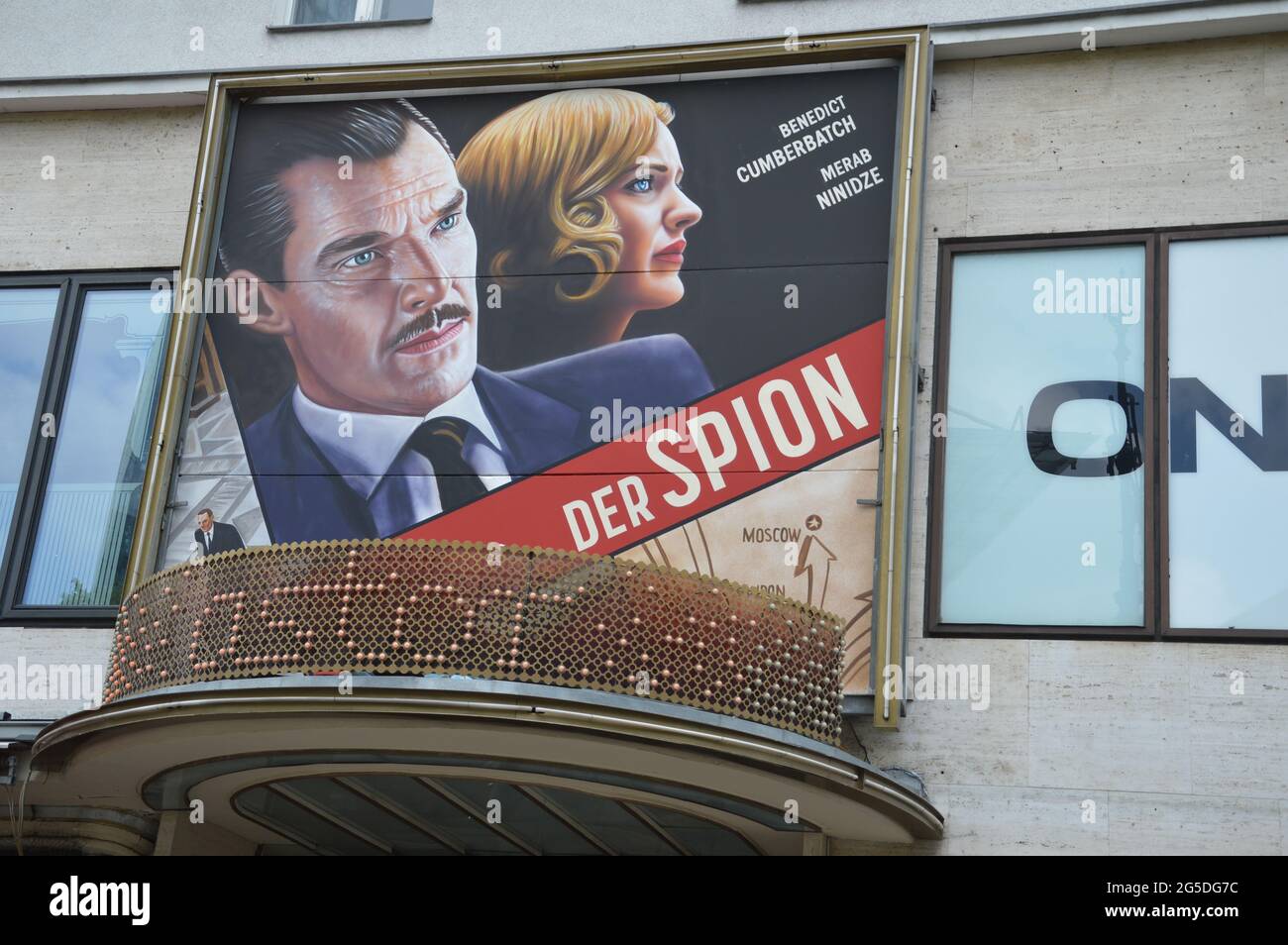 Die Courier-Filmwerbung am Kurfürstendamm in Berlin - Juni 25 2021 Stockfoto