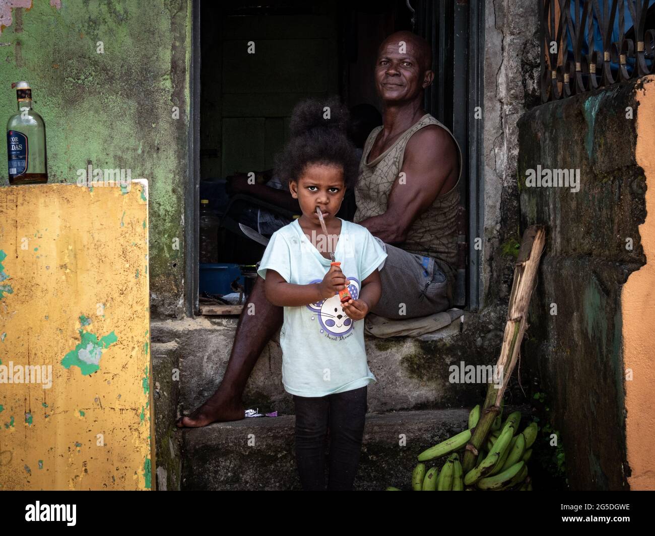 Vater mit Tochter, die in einem schlampen Viertel von Quibdo, Kolumbien, lebt Stockfoto
