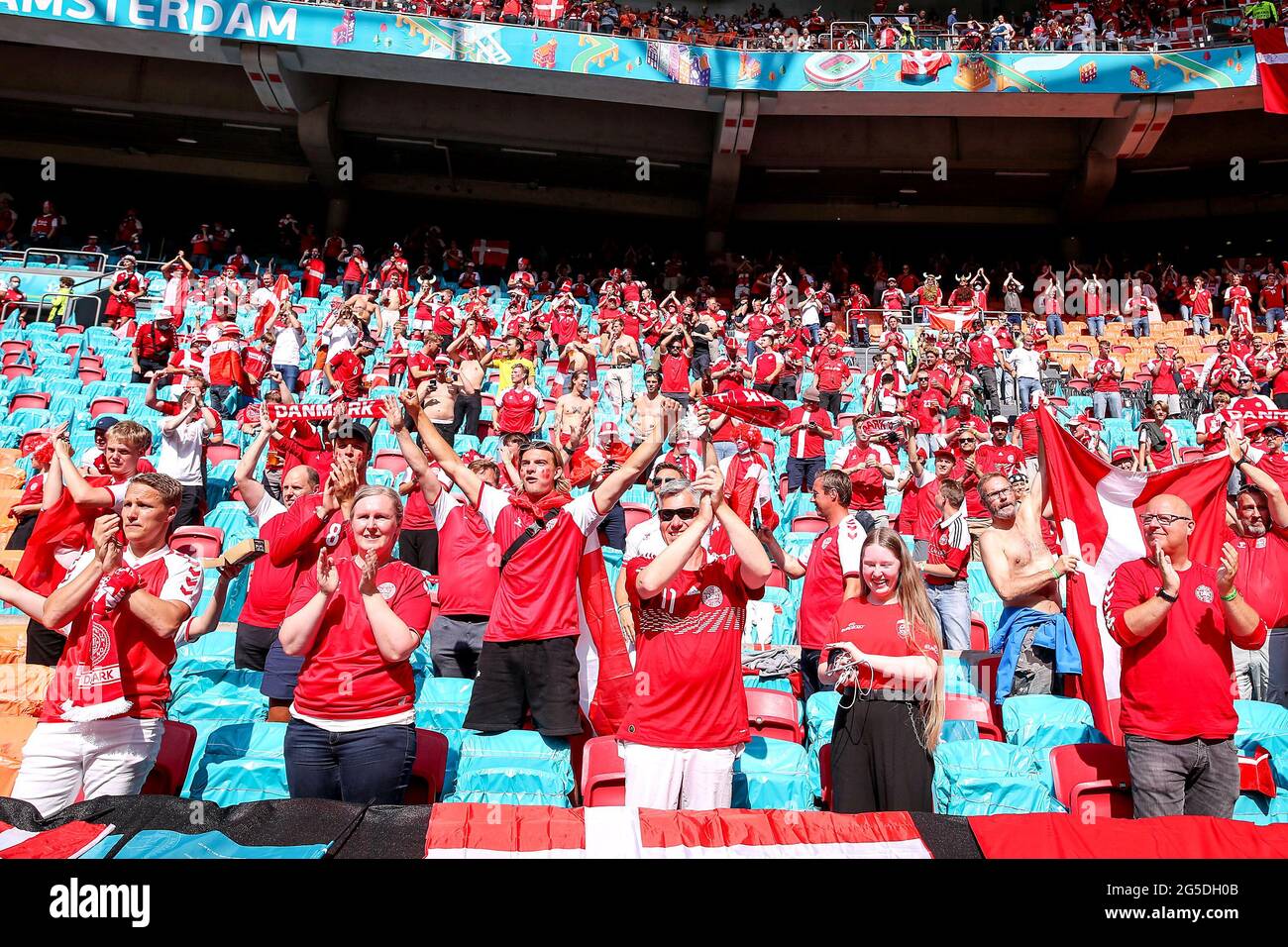 Dänemark-Fans jubeln ihr Team während der UEFA Euro 2020-Runde von 16 in der Johan Cruijff Arena in Amsterdam, Niederlande an. Bilddatum: Samstag, 26. Juni 2021. Stockfoto