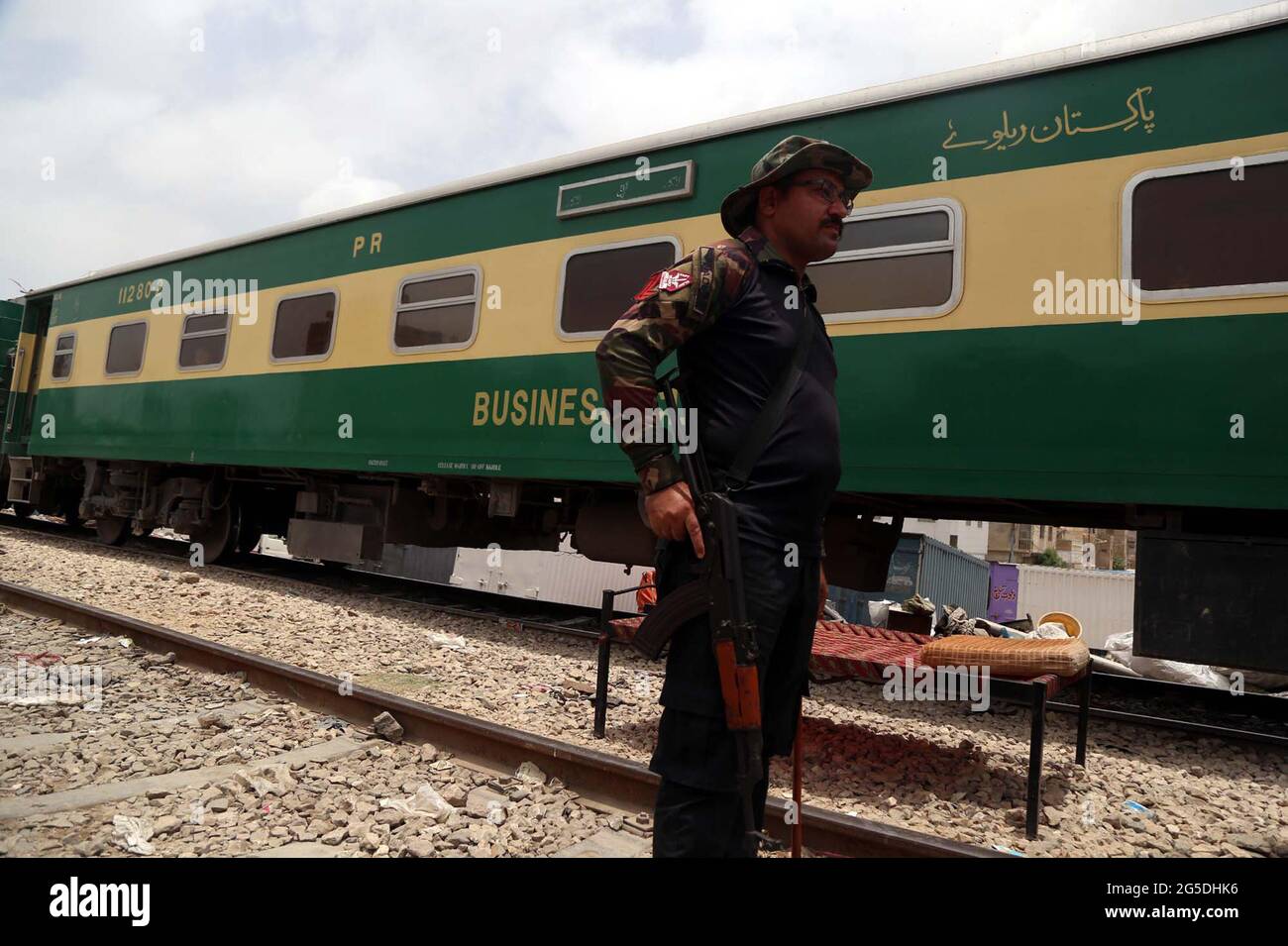 Sicherheitsbeamter ist sehr wachsam, um Untowards-Vorfälle während der Anti-Aschroatment-Fahrt unter der Aufsicht der Pakistan Railways in der Swat Char Bagh Railway Colony in Karachi am Samstag, 26. Juni 2021 zu vermeiden. Stockfoto