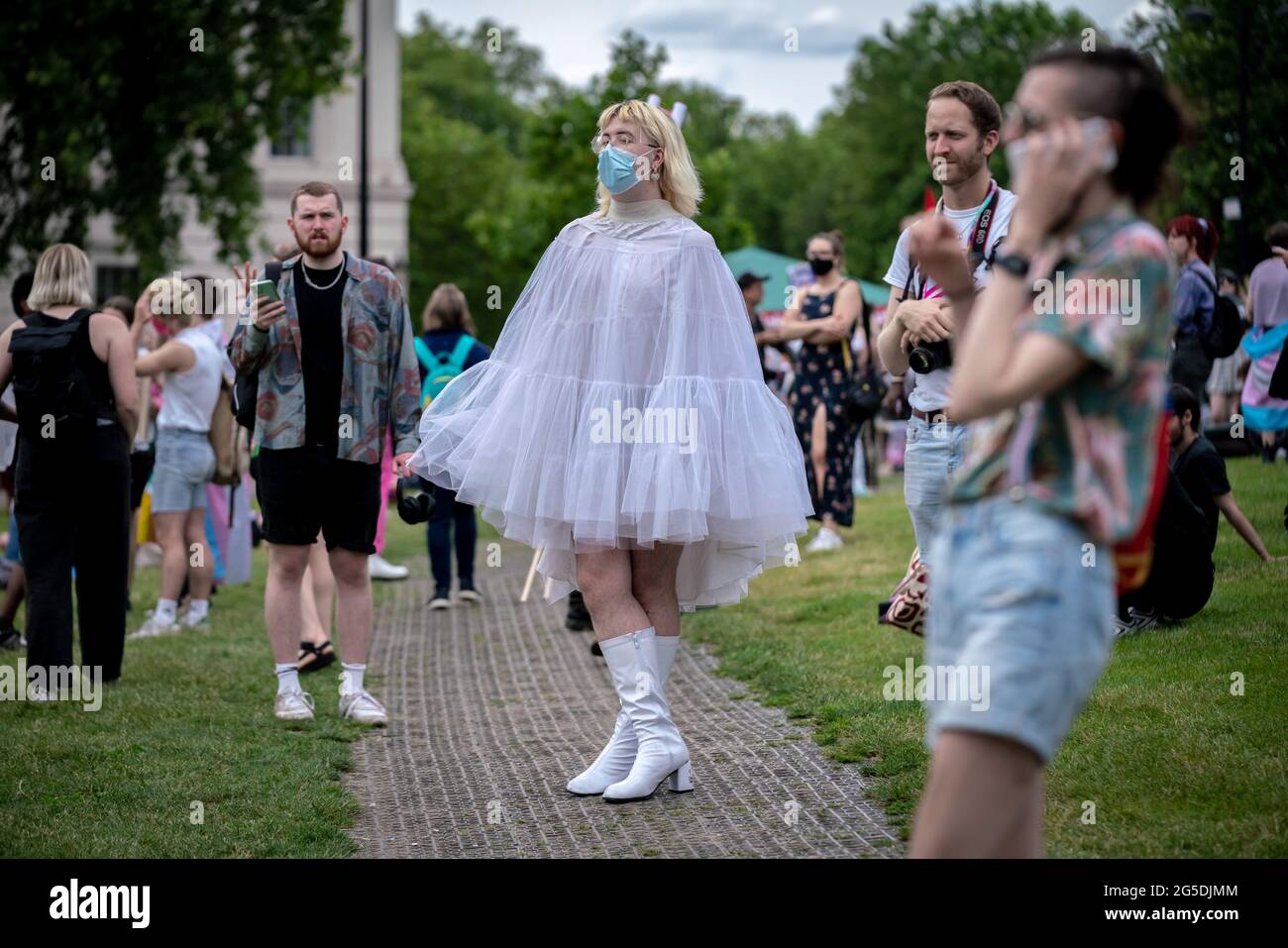London, Großbritannien. Juni 2021. London Trans+ Pride. Ein paar hundert Transgender-Menschen und Unterstützer versammeln sich in der Nähe von Wellington Arch und bereiten sich auf den jährlichen London Trans-Pride-marsch durch die Stadt vor. Der Trans Pride March, der auf Aktivismus, Veränderungsaufrufe und das Leben von Trans-Menschen auf der ganzen Welt feiert, zielt darauf ab, das Bewusstsein für die fortlaufenden Angriffe auf Trans-Menschen zu schärfen, sowohl online als auch in der realen Welt. Kredit: Guy Corbishley/Alamy Live Nachrichten Stockfoto