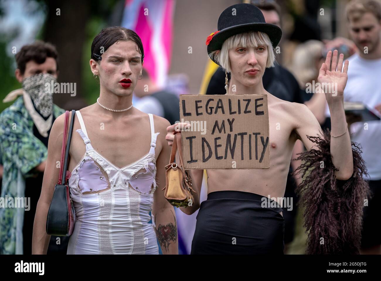 London, Großbritannien. Juni 2021. London Trans+ Pride. Ein paar hundert Transgender-Menschen und Unterstützer versammeln sich in der Nähe von Wellington Arch und bereiten sich auf den jährlichen London Trans-Pride-marsch durch die Stadt vor. Der Trans Pride March, der auf Aktivismus, Veränderungsaufrufe und das Leben von Trans-Menschen auf der ganzen Welt feiert, zielt darauf ab, das Bewusstsein für die fortlaufenden Angriffe auf Trans-Menschen zu schärfen, sowohl online als auch in der realen Welt. Kredit: Guy Corbishley/Alamy Live Nachrichten Stockfoto