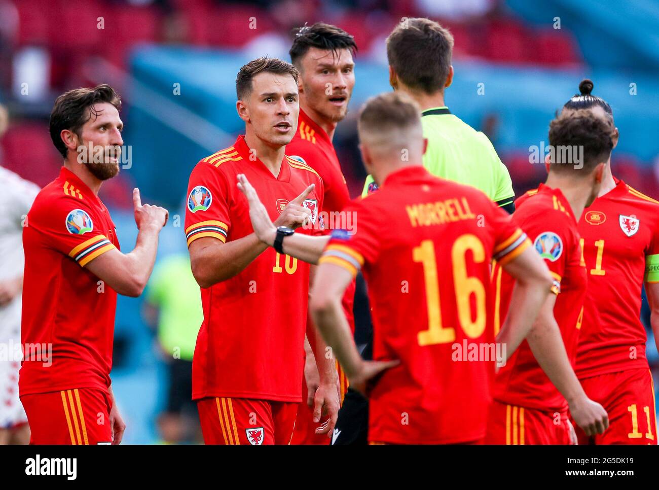 AMSTERDAM, NIEDERLANDE - 26. JUNI: Joe Allen von Wales, Kieffer Moore von Wales, Schiedsrichter Daniel Siebert (GER), Joe Morrell von Wales, Daniel James von Wales während des UEFA Euro 2020 Championship 1/8 Finalsspiels zwischen Wales und Dänemark in der Johan Cruijff Arena am 26. Juni 2021 in Amsterdam, Niederlande (Foto von Marcel ter Bals/Orange Picles) während der UEFA Euro 2020-Runde von 16 in der Johan Cruijff Arena in Amsterdam, Niederlande. Bilddatum: Samstag, 26. Juni 2021. Stockfoto
