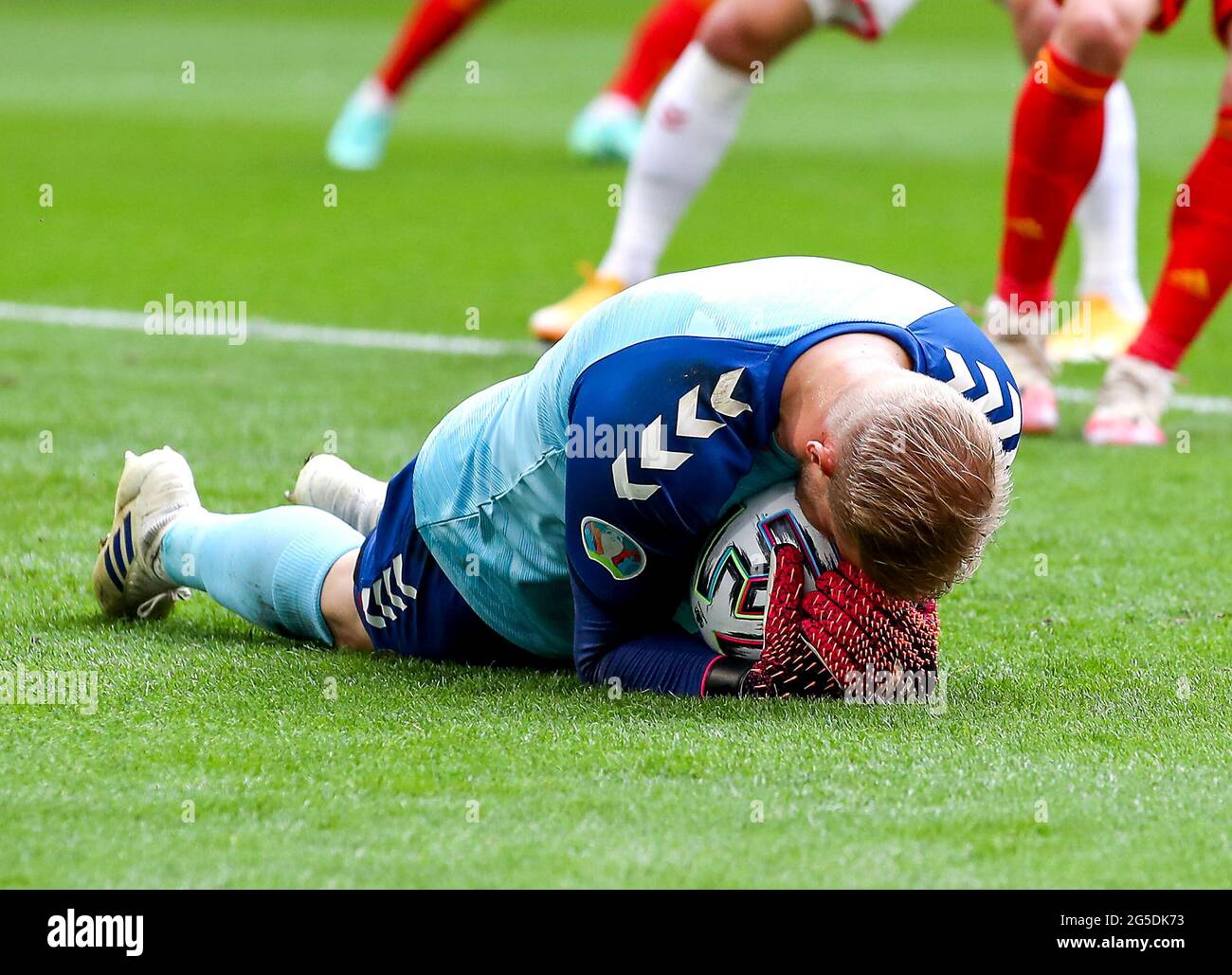 Der dänische Torhüter Kasper Schmeichel gewinnt den Ball während der UEFA Euro 2020-Runde von 16 in der Johan Cruijff Arena in Amsterdam, Niederlande. Bilddatum: Samstag, 26. Juni 2021. Stockfoto