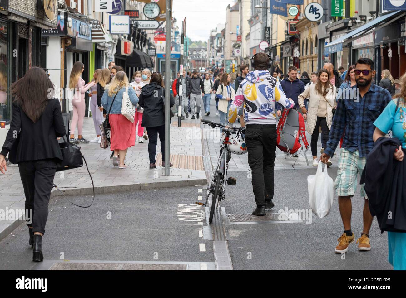 Cork, Irland. Juni 2021. Einkäufer Genießen Warmes Wetter, Cork, Irland. Massen von Einkäufern kamen heute Nachmittag in Cork City an, um das warme Wetter zu genießen, das bis Ende nächster Woche andauern wird. Obwohl es manchmal recht bewölkt war, brach die Sonne durch und tränkte die Stadt in das warme Sonnenlicht. Kredit: Damian Coleman/Alamy Live Nachrichten Stockfoto