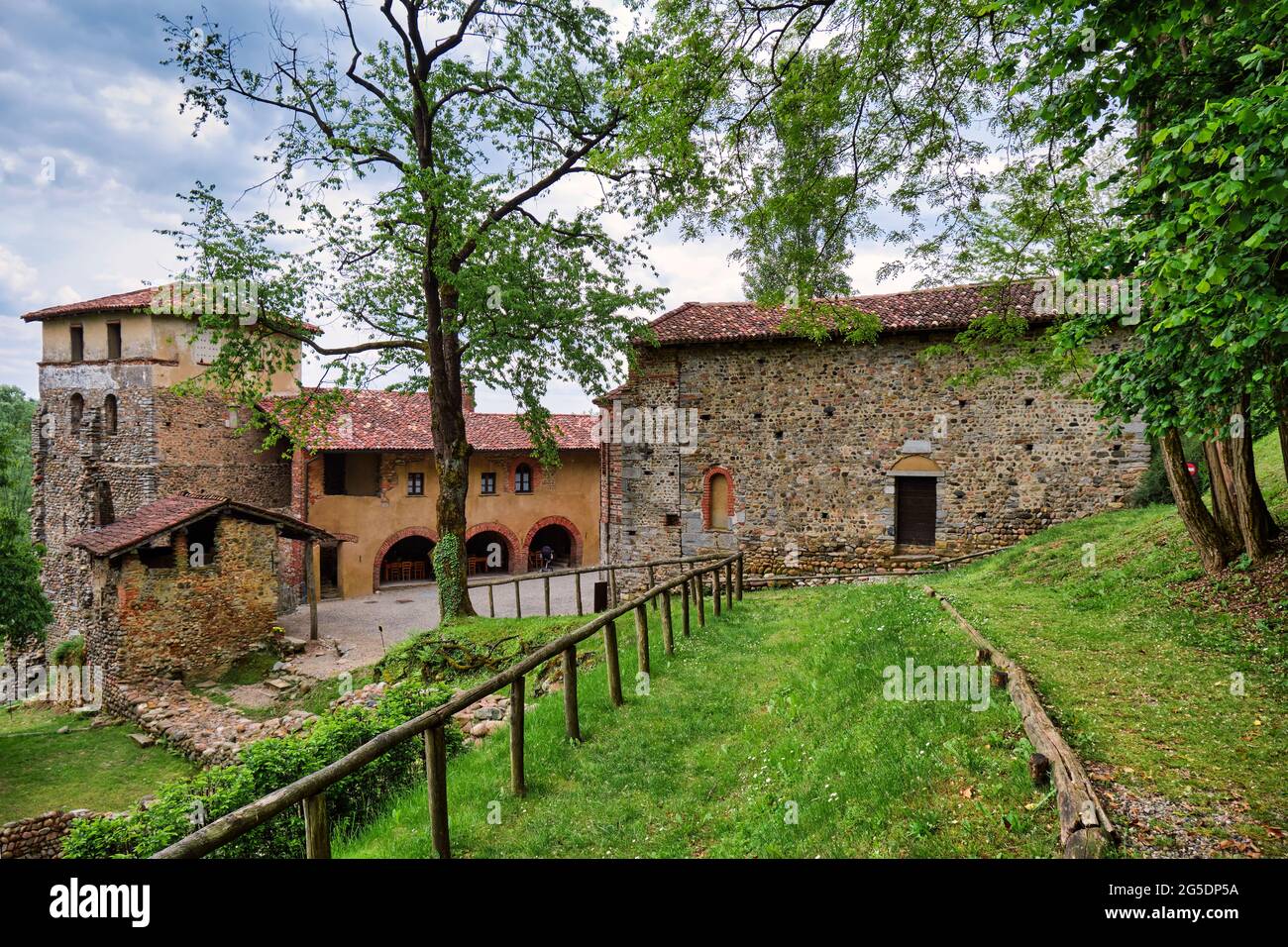 Monastero di Torba EIN Stück des Mittelalters in den stillen Wäldern von Varese, Lombardei, Italien. Ein monumentaler Longobard-Komplex, Teil eines Archäolo Stockfoto