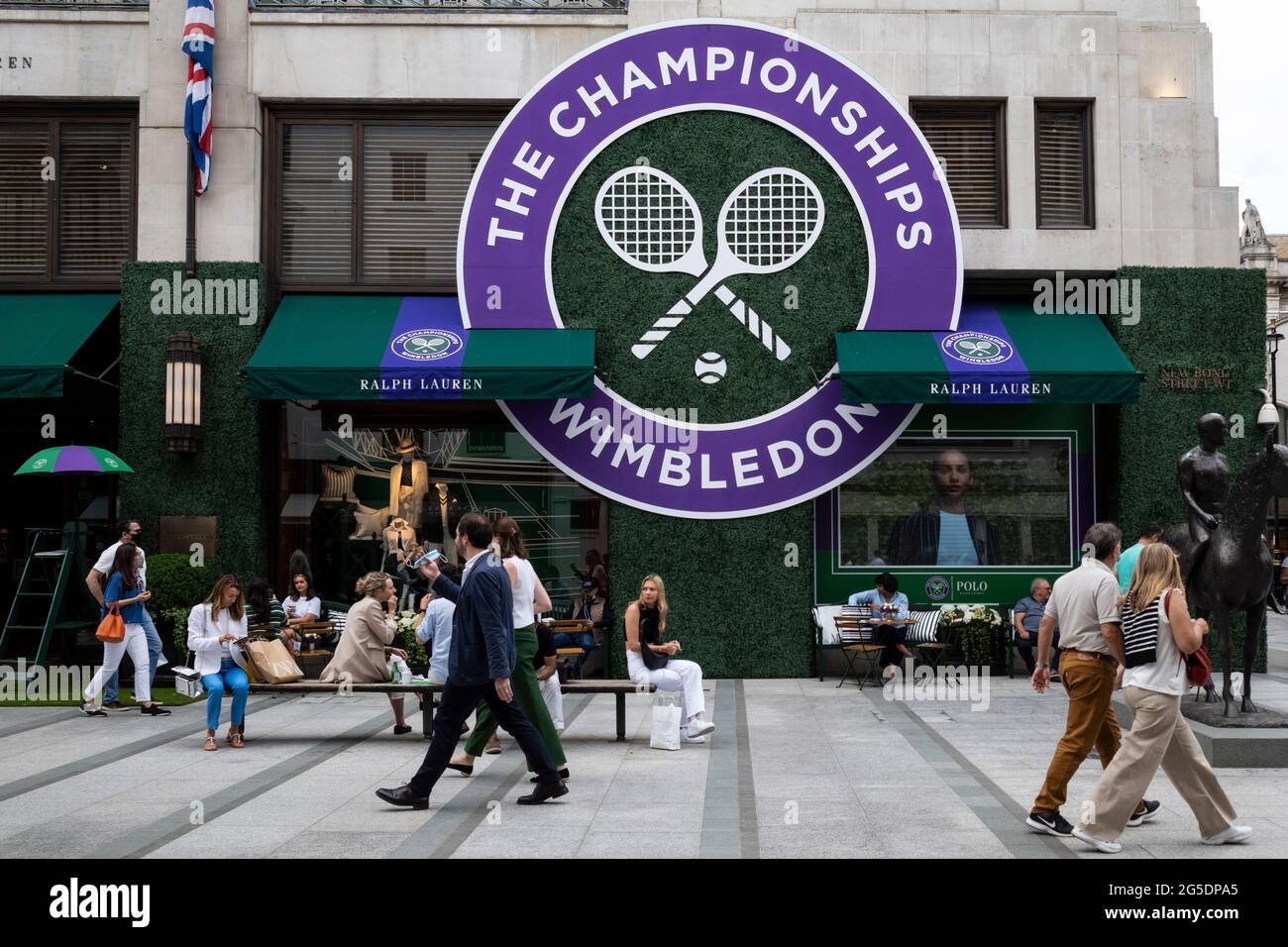 London, Großbritannien. 26. Juni 2021. Das Äußere des Ralph Lauren-Ladens in der New Bond Street, das vor den kommenden Wimbledon-Tennismeisterschaften im All England Club dekoriert wurde. Ralph Lauren liefert den Beamten bei der Veranstaltung Outfits. Lockdown-Beschränkungen werden die Menge begrenzen, aber das Finale wird voll ausgelastet sein, wenn die Einschränkungen gelockert werden. Kredit: Stephen Chung / Alamy Live Nachrichten Stockfoto