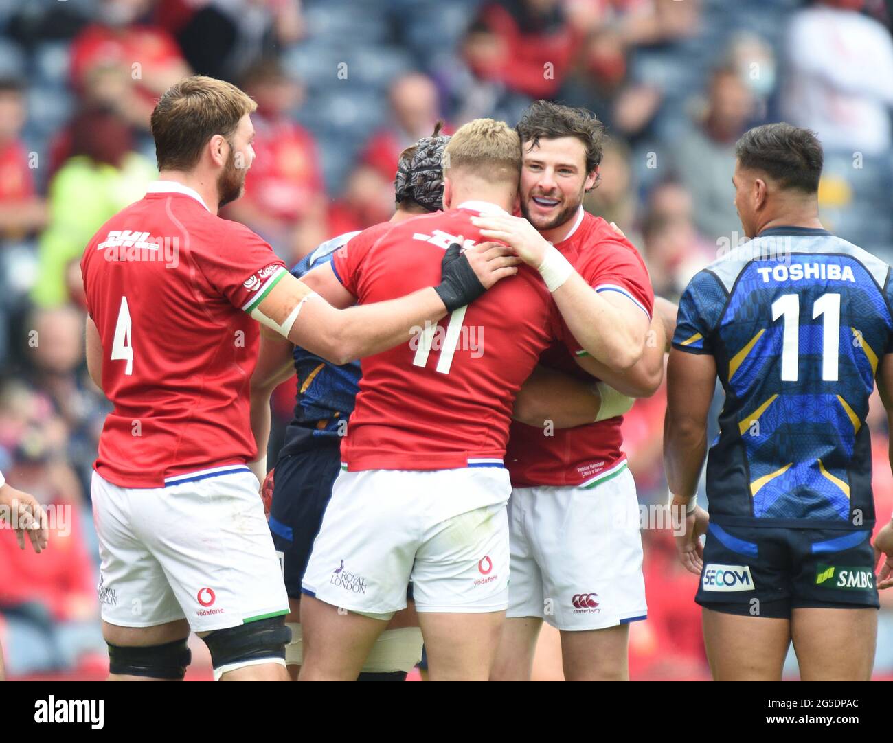 BT Murrayfield .Edinburgh.Schottland Großbritannien. 26. Juni-21 Britische & Irische Lions gegen Japan L/r während des Spiels im Bild Britische & Irische Lions Iain Henderson, Duhan Van der Merwe feiern mit TRY Scorer, Robbie Henshaw, gegen Japan Credit: eric mccowat/Alamy Live News Stockfoto