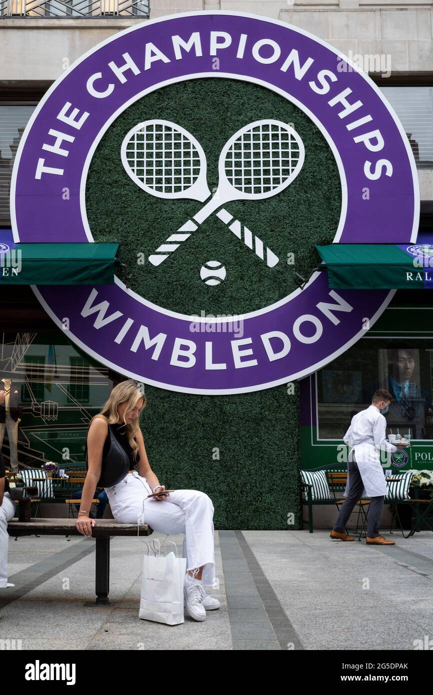 London, Großbritannien. 26. Juni 2021. Das Äußere des Ralph Lauren-Ladens in der New Bond Street, das vor den kommenden Wimbledon-Tennismeisterschaften im All England Club dekoriert wurde. Ralph Lauren liefert den Beamten bei der Veranstaltung Outfits. Lockdown-Beschränkungen werden die Menge begrenzen, aber das Finale wird voll ausgelastet sein, wenn die Einschränkungen gelockert werden. Kredit: Stephen Chung / Alamy Live Nachrichten Stockfoto