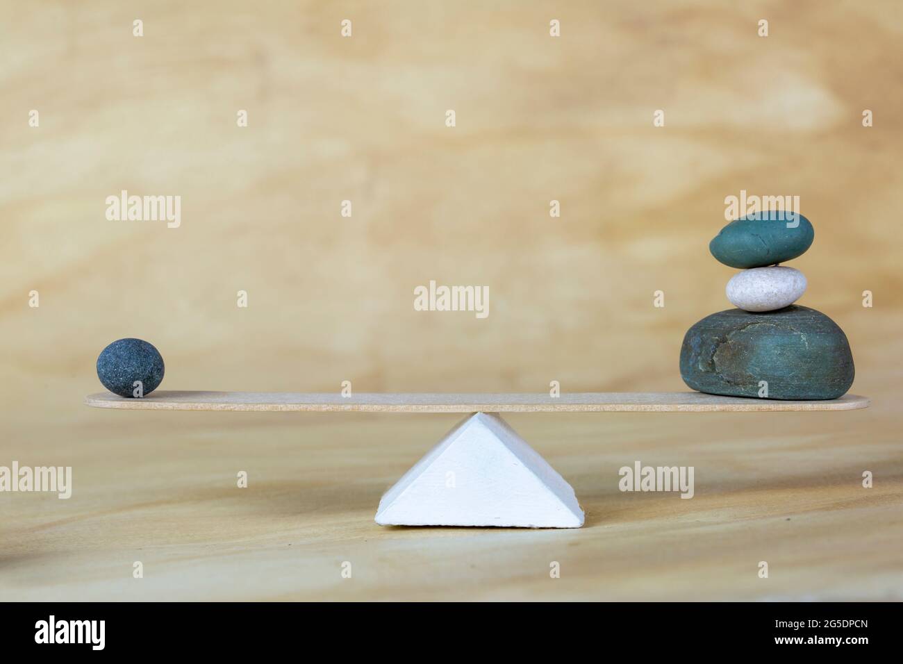 Zen und Balance Konzept, Wippe und Steine Pyramide Stockfoto