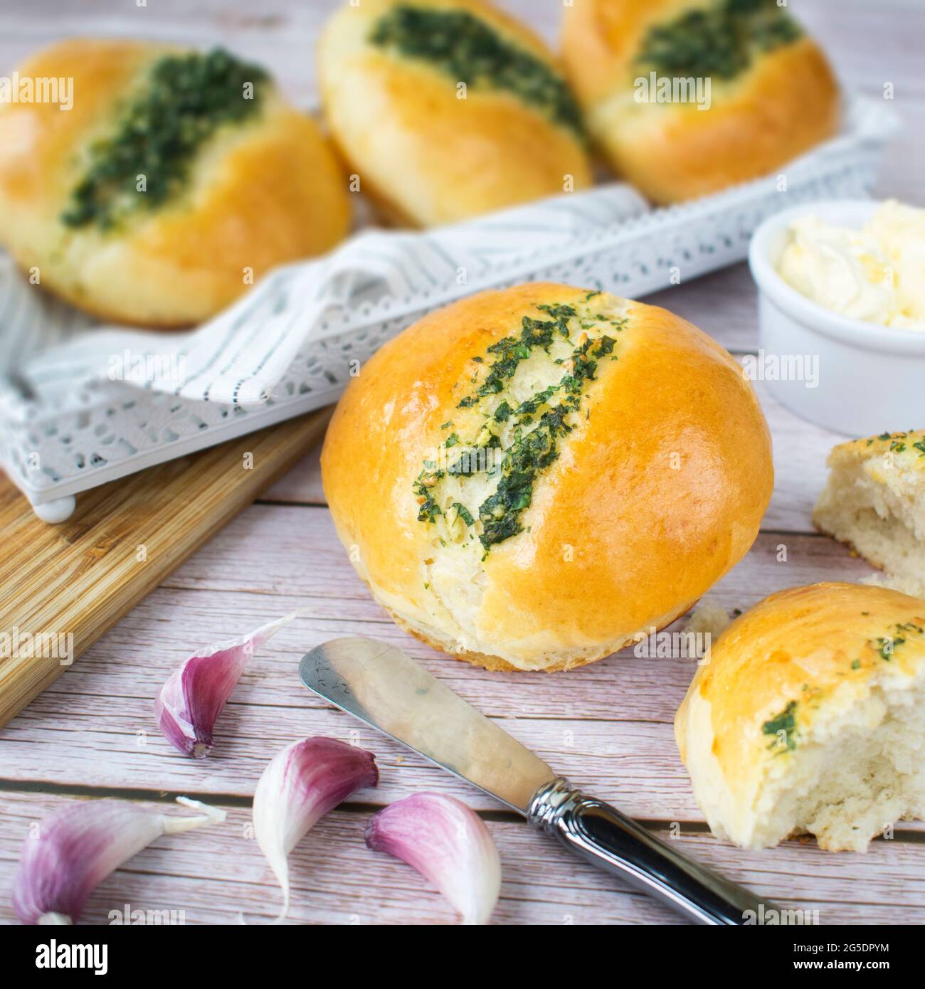 Selbstgebackene Knoblauchrollen mit Petersilie und Knoblauchbutter. Stockfoto