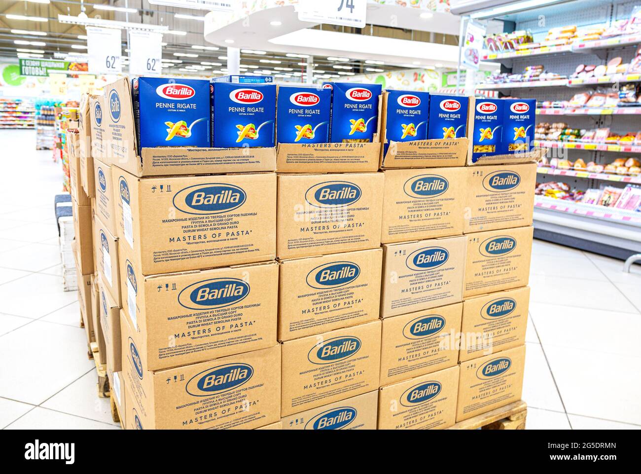 Samara, Russland - 19. Juni 2021: Barilla Italienische Pasta in einem Supermarkt Stockfoto