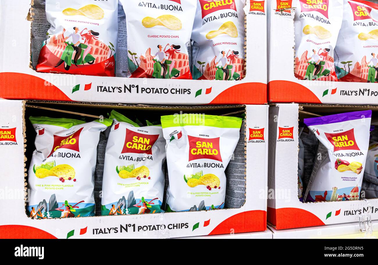 Samara, Russland - 19. Juni 2021: San Carlo klassische Kartoffelchips im Regal im Supermarkt zu verkaufen Stockfoto