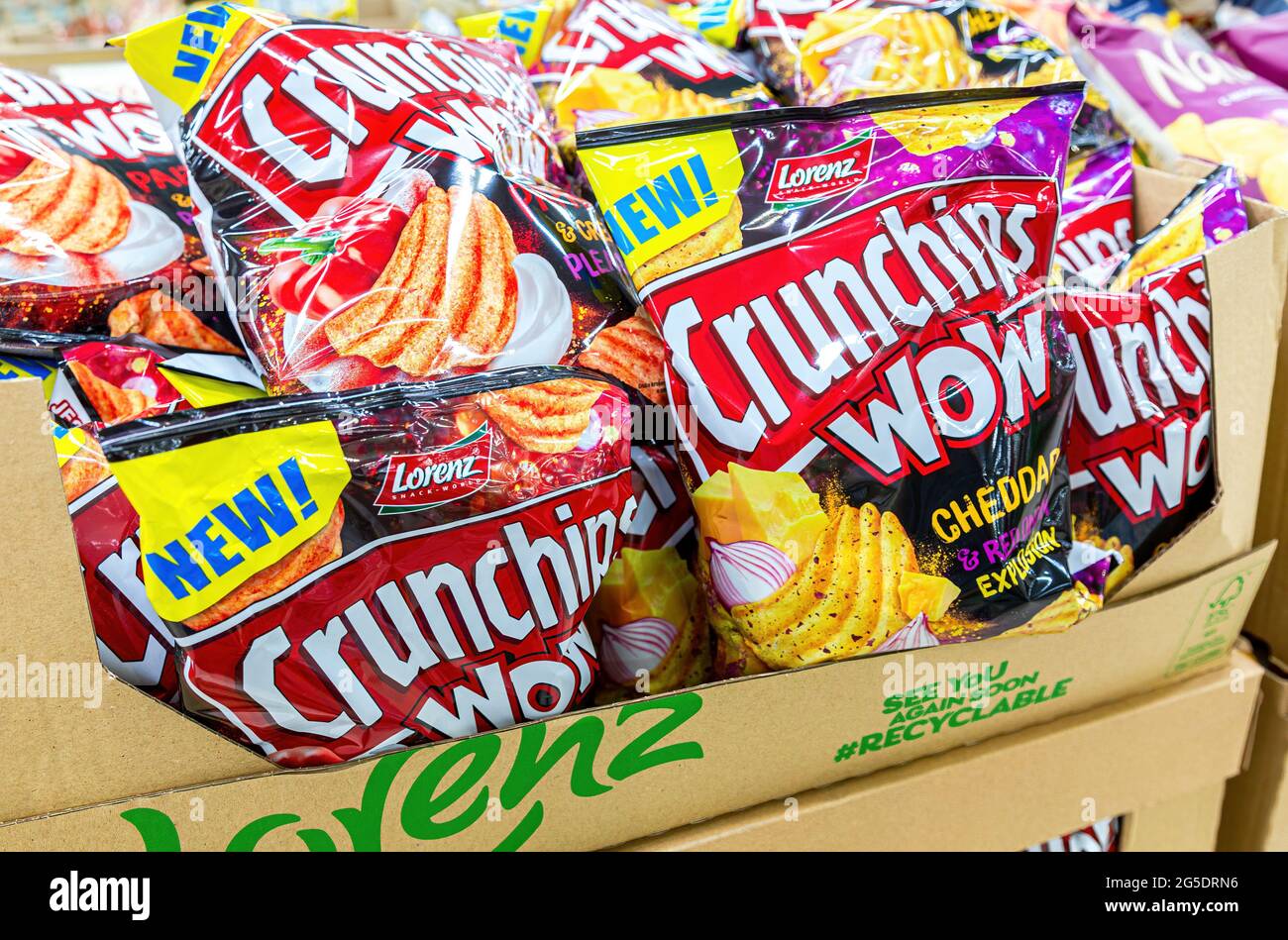 Samara, Russland - 19. Juni 2021: Packungen Kartoffelchips zum Verkauf im Regal im Supermarkt Stockfoto