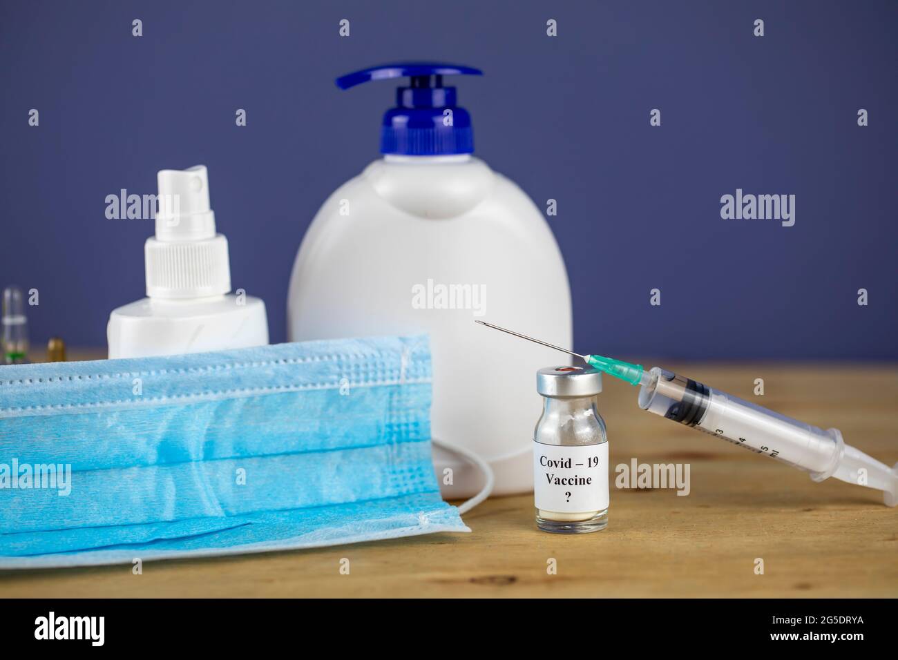 Medizinische Gesichtsmaske, Impfstoff, Alkohol-Händedesinfektionsgel - Körperhygiene, covid-19, Coronavirus-Schutzkonzept Stockfoto