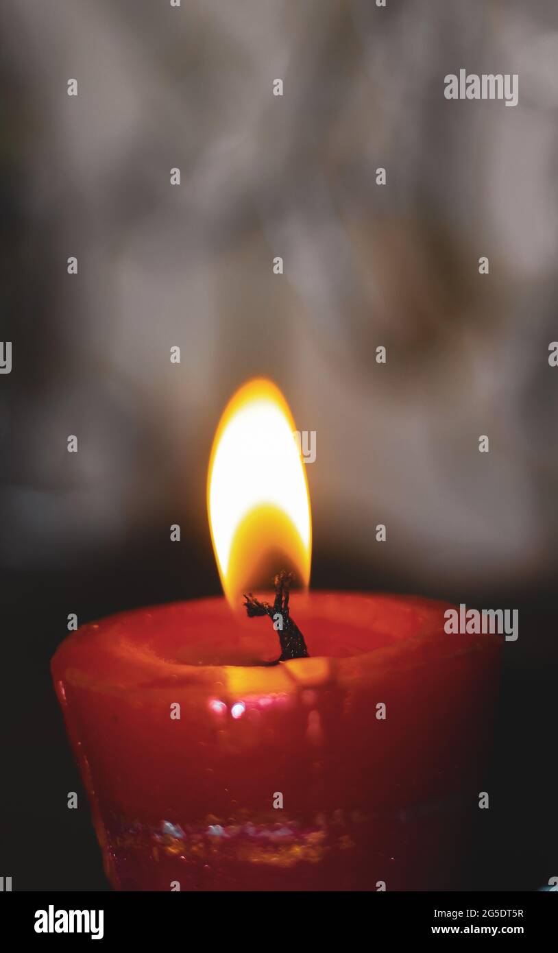 Kerzen anzünden, Kerze brennend auf schwarzem Hintergrund, Kerze im  Dunkeln, Design für den Hintergrund und Tapete. Raum kopieren  Stockfotografie - Alamy