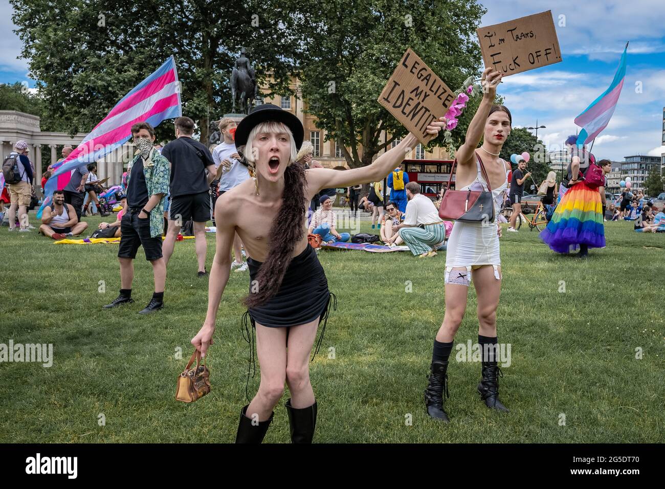 London, Großbritannien. Juni 2021. London Trans+ Pride. Ein paar hundert Transgender-Menschen und Unterstützer versammeln sich in der Nähe von Wellington Arch und bereiten sich auf den jährlichen London Trans-Pride-marsch durch die Stadt vor. Der Trans Pride March, der auf Aktivismus, Veränderungsaufrufe und das Leben von Trans-Menschen auf der ganzen Welt feiert, zielt darauf ab, das Bewusstsein für die fortlaufenden Angriffe auf Trans-Menschen zu schärfen, sowohl online als auch in der realen Welt. Kredit: Guy Corbishley/Alamy Live Nachrichten Stockfoto