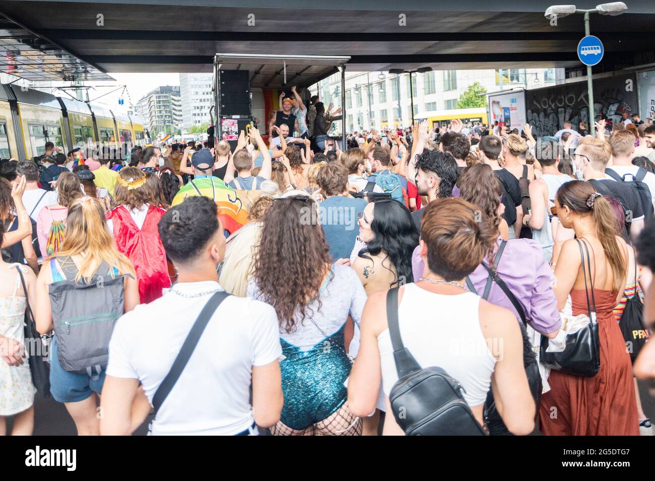 Queere Menschen demonstrieren in Berlin am Hermanplatz für Sicherheit gegen Queer Perple am 26.06.2021. Stockfoto