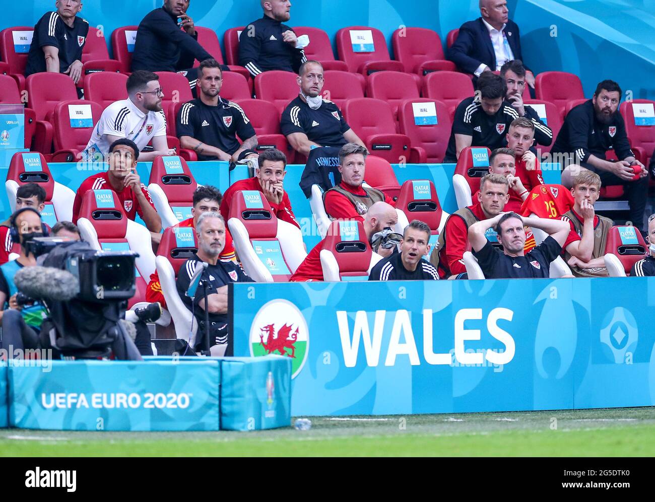 Die Bank von Wales reagiert während der UEFA Euro 2020-Runde des Spiels von 16 in der Johan Cruijff Arena in Amsterdam, Niederlande. Bilddatum: Samstag, 26. Juni 2021. Stockfoto