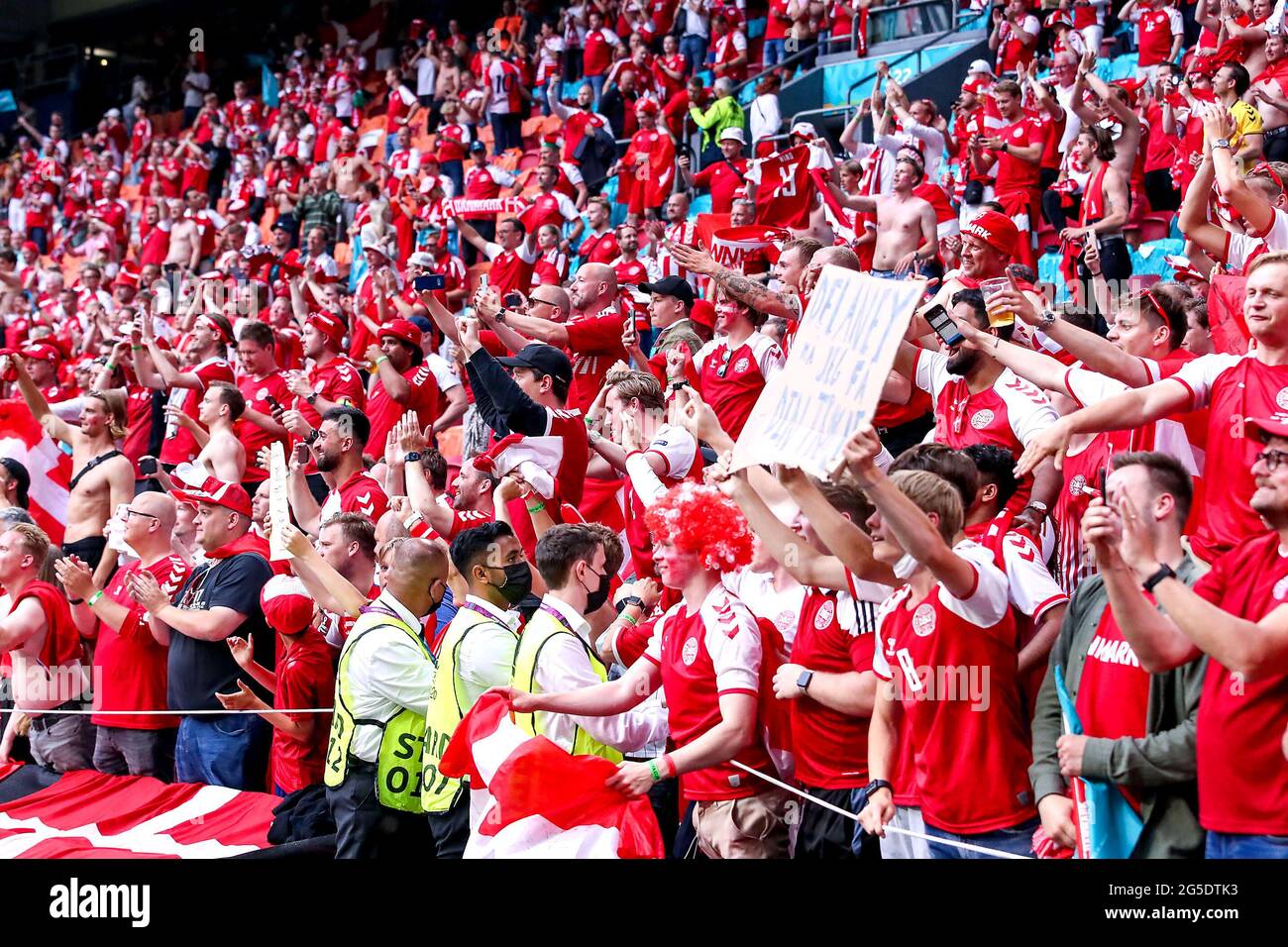 Dänemark-Fans feiern den Sieg nach dem letzten Pfiff während der UEFA Euro 2020-Runde von 16 in der Johan Cruijff Arena in Amsterdam, Niederlande. Bilddatum: Samstag, 26. Juni 2021. Stockfoto