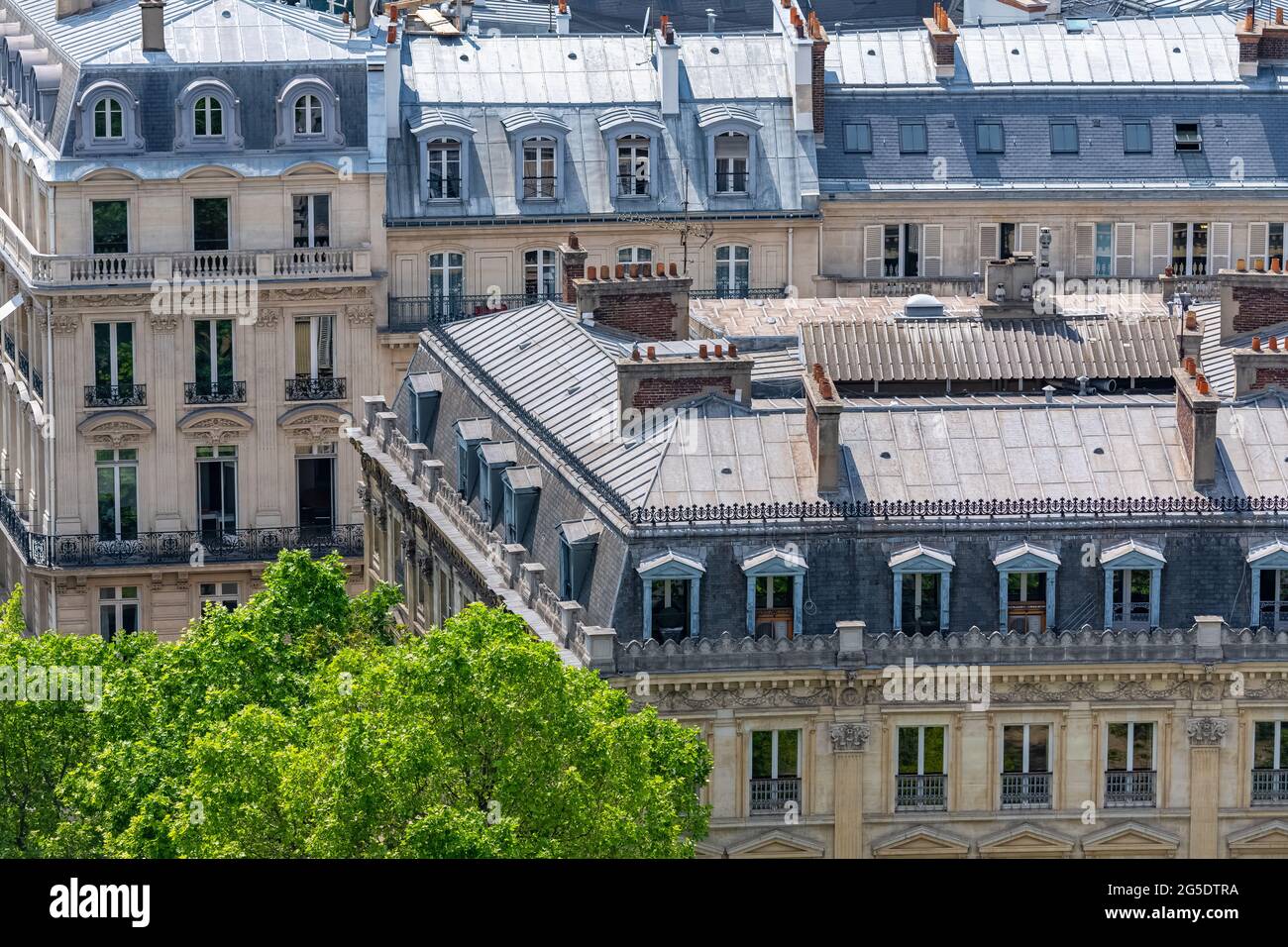 Paris, luxuriöse Haussmann-Fassaden und Dächer in einer attraktiven Gegend der Hauptstadt, Blick vom Triumphbogen Stockfoto