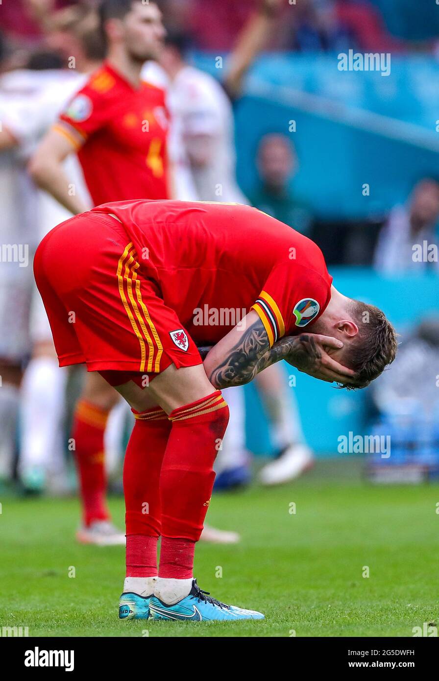 Joe Rodon aus Wales scheint nach der Niederlage nach dem letzten Pfiff während der UEFA Euro 2020-Runde des Spiels von 16 in der Johan Cruijff Arena in Amsterdam, Niederlande, niedergeschlagen zu sein. Bilddatum: Samstag, 26. Juni 2021. Stockfoto