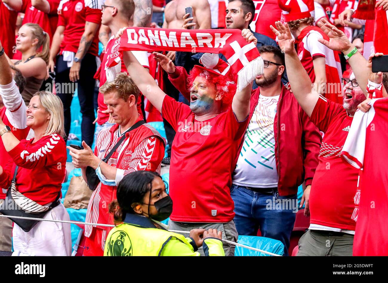 Dänemark-Fans feiern den Sieg nach dem letzten Pfiff während der UEFA Euro 2020-Runde von 16 in der Johan Cruijff Arena in Amsterdam, Niederlande. Bilddatum: Samstag, 26. Juni 2021. Stockfoto