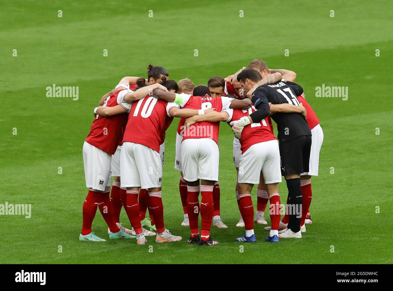 London, England, 26. Juni 2021. Österreichische Mannschaft huddle während des UEFA-Europameisterschaftsspiel im Wembley-Stadion, London. Bildnachweis sollte lauten: David Klein / Sportimage Stockfoto