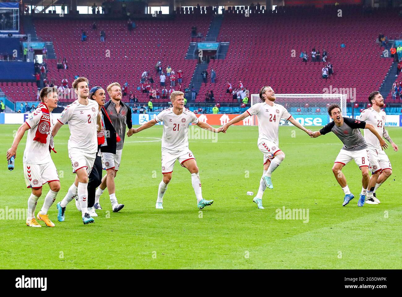 Die dänischen Spieler feiern den Sieg nach dem finalen Pfeifenfest während der UEFA Euro 2020-Runde des Spiels von 16 in der Johan Cruijff Arena in Amsterdam, Niederlande. Bilddatum: Samstag, 26. Juni 2021. Stockfoto