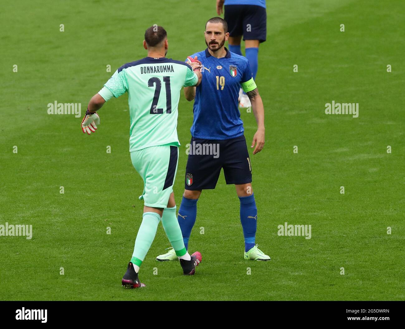 London, England, 26. Juni 2021. Der Italiener Gianluigi Donnarumma umarmt den Italiener Leonardo Bonucci während des UEFA-Europameisterschaftsspiel im Wembley-Stadion in London. Bildnachweis sollte lauten: David Klein / Sportimage Stockfoto