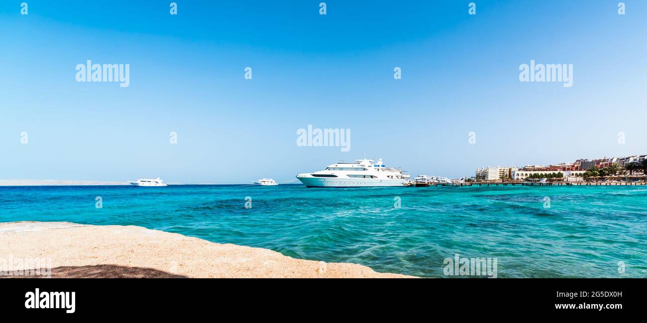 Panoramablick auf Schiffe im Roten Meer und ein Hotel an der Küste in Ägypten Hurghada Stockfoto