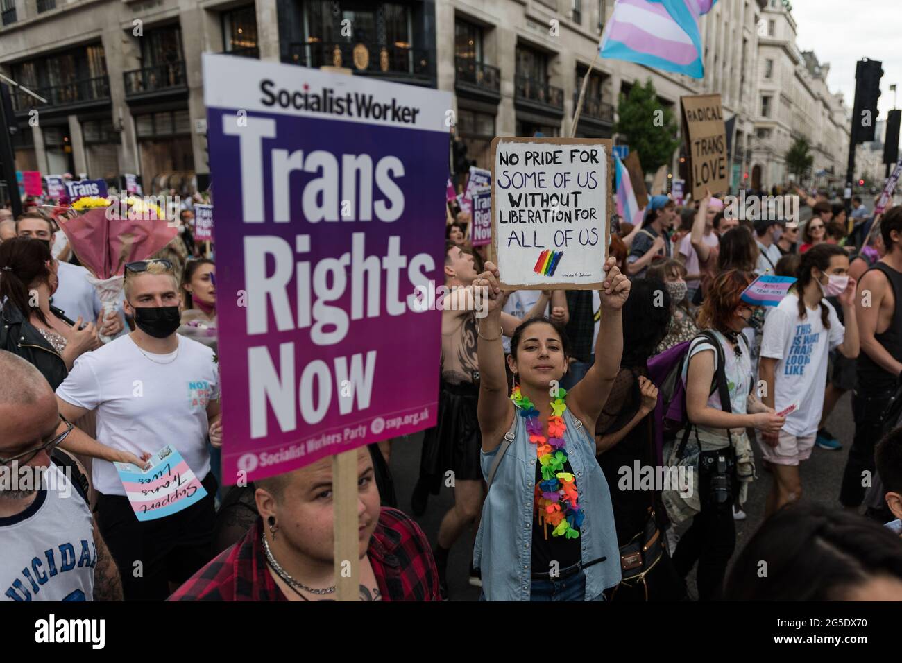 London, Großbritannien. Juni 2021. Transgender-Menschen und ihre Unterstützer marschieren während des dritten Trans Pride-protestmarsches für Gleichheit durch das Zentrum Londons. Die Demonstranten fordern Investitionen in trans-Healthcare, zugängliche Badezimmereinrichtungen und Gefängniseinrichtungen, ein Ende der nicht einvernehmlichen Operationen an intersexuellen Kindern und ein Verbot pseudowissenschaftlicher Konversionstherapien. Quelle: Wiktor Szymanowicz/Alamy Live News Stockfoto