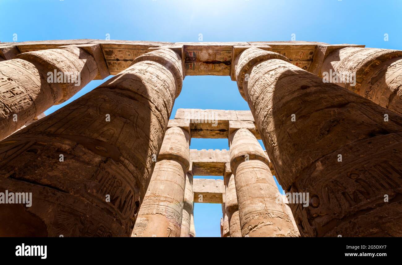 Antike Säulen in einem karnak-Tempel in luxor in ägypten Stockfoto
