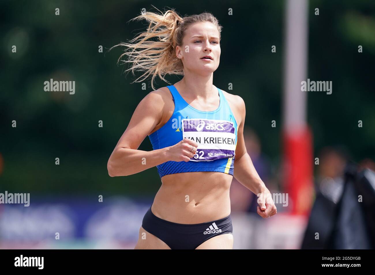 BREDA, NIEDERLANDE - 26. JUNI: Lianne van Krieken aus den Niederlanden tritt während der Niederländischen Leichtathletik-Meisterschaften 2021 im Sportkomplex Dr. Schaepmanlaan am 26. Juni 2021 in Breda, Niederlande, in der 200m-Serie der Damen an (Foto: Jeroen Meuwsen/Orange Picches) Stockfoto